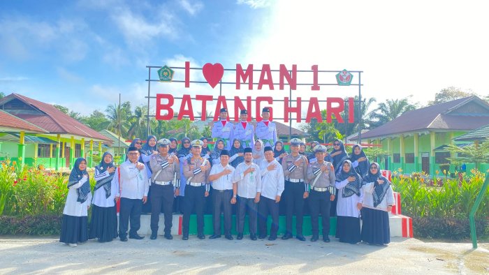 Kasat Lantas Polres Batang Hari Hadiri Upacara Senin di MAN 1 Batang Hari