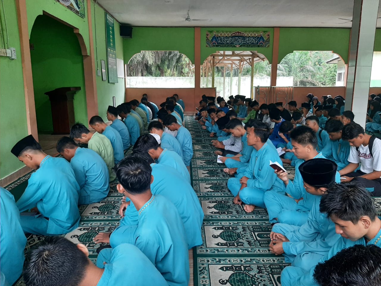 Kegiatan Yasinan dan Tahlilan Jumat Pagi di MAN 1 Batanghari