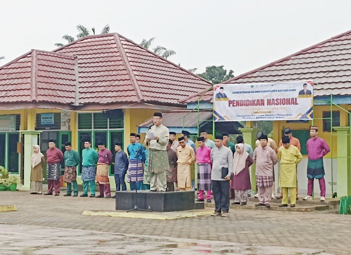 Menguatkan Partisipasi Semesta Mewujudkan Pendidikan Bermutu, ASN MAN 1 Batang Hari sebagai Petugas dan Peserta Upacara