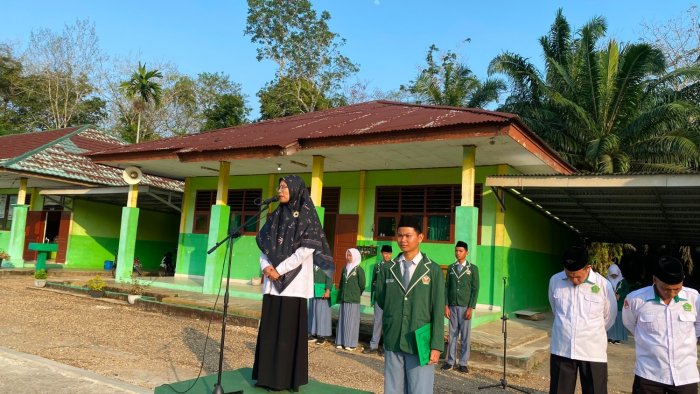 Disiplin, Ibadah, dan Prestasi Jadi Sorotan dalam Upacara Bendera MAN 1 Batang Hari Disiplin, Ibadah, dan Prestasi Jadi Sorotan dalam Upacara Bendera MAN 1 Batang Hari