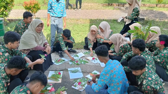 Belajar Geografi Asyik,Siswa Kelas XI C Mengamati Keberagaman Hayati di Lingkungan Madrasah