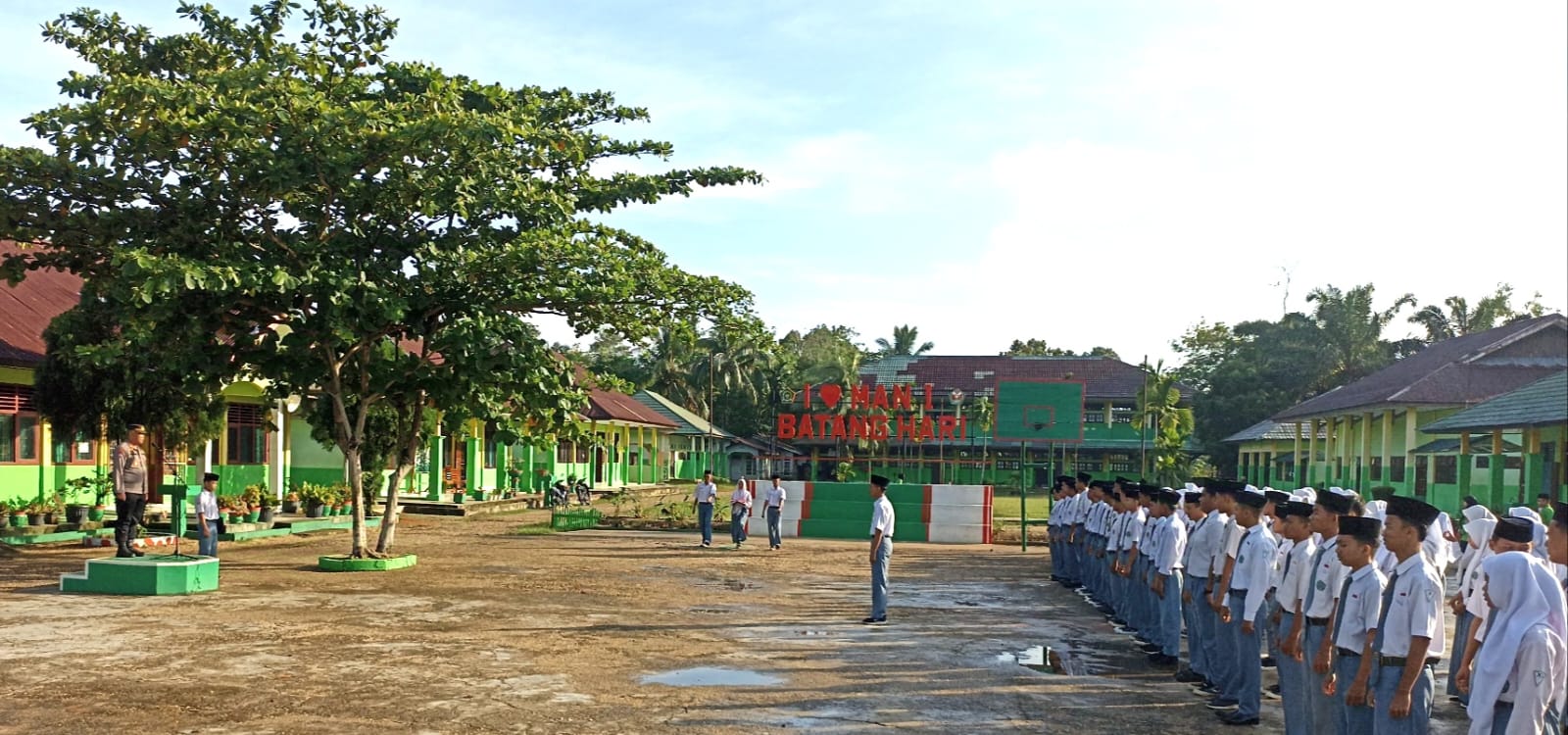 Kasat Binmas Polres Batanghari, Iptu RD Ikhsani Pimpin Upacara Bendera di MAN 1 Batanghari Kasat Binmas Polres Batanghari, Iptu RD Ikhsani Pimpin Upacara Bendera di MAN 1 Batanghari