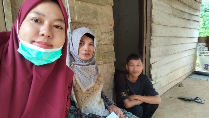 Peduli dan Menguatkan, Guru BK dan Wali Kelas XII.D Lakukan Home Visit ke Rumah Siswa