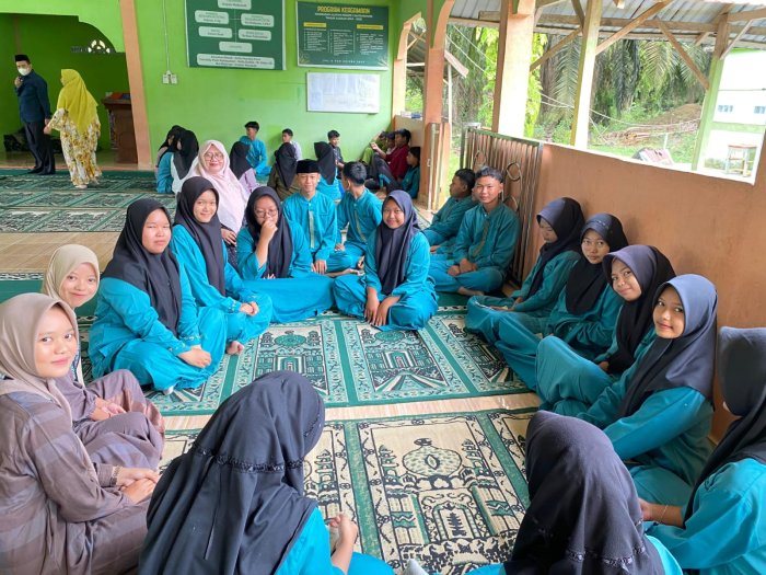 Kegiatan Tahfidz XI B MAN 1 Batang Hari Berjalan Sukses Kegiatan Tahfidz XI B MAN 1 Batang Hari Berjalan Sukses