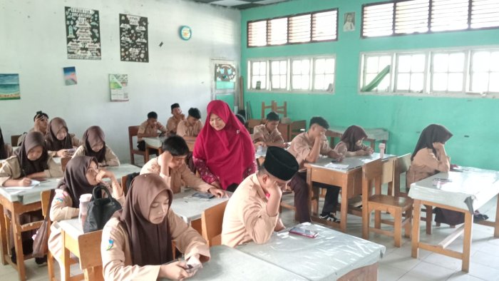 Pesan Inspiratif Pengawas Ujian Warnai Hari Ketiga SAS di Batang Hari Pesan Inspiratif Pengawas Ujian Warnai Hari Ketiga SAS di Batang Hari