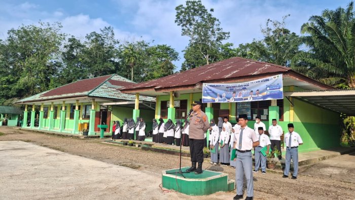 Kasat Binmas Polres Batang Hari Pimpin Upacara Bendera di MAN 1 Batang Hari