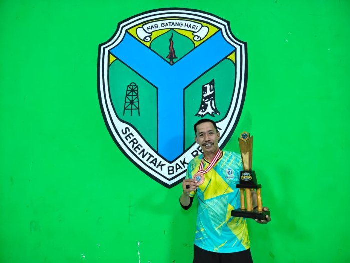 Kaur Tata Usaha MAN 1 Batang Hari Raih Juara Badminton Kaur Tata Usaha MAN 1 Batang Hari Raih Juara Badminton