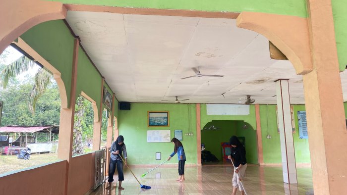 Gotong Royong Jadi Langkah Awal, OSIM MAN 1 Batang Hari Sambut Tahun Ajaran Baru dengan Aksi Nyata Gotong Royong Jadi Langkah Awal, OSIM MAN 1 Batang Hari Sambut Tahun Ajaran Baru dengan Aksi Nyata