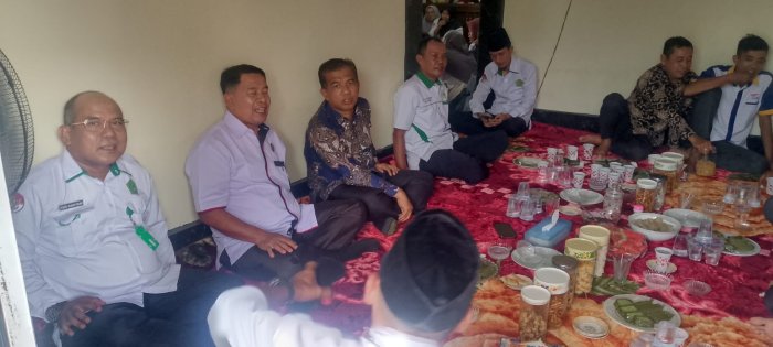 Hangatnya Silaturahmi, Keluarga Besar MAN 1 Batang Hari Gelar Halal Bihalal Penuh Kebersamaan di Kediaman Kaur TU 