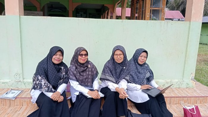 Guru Madrasah Manfaatkan Waktu Luang untuk Diskusi Kemajuan