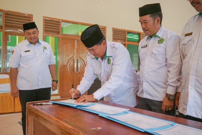 Perkuat Integritas, Kepala MAN 1 Batanghari Tandatangani Pakta Integritas di Kantor Kemenag Batanghari Perkuat Integritas, Kepala MAN 1 Batanghari Tandatangani Pakta Integritas di Kantor Kemenag Batanghari