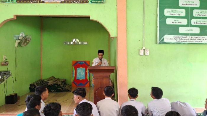 MAN 1 Batanghari Latih Public Speaking Lewat Kultum Dua Bahasa