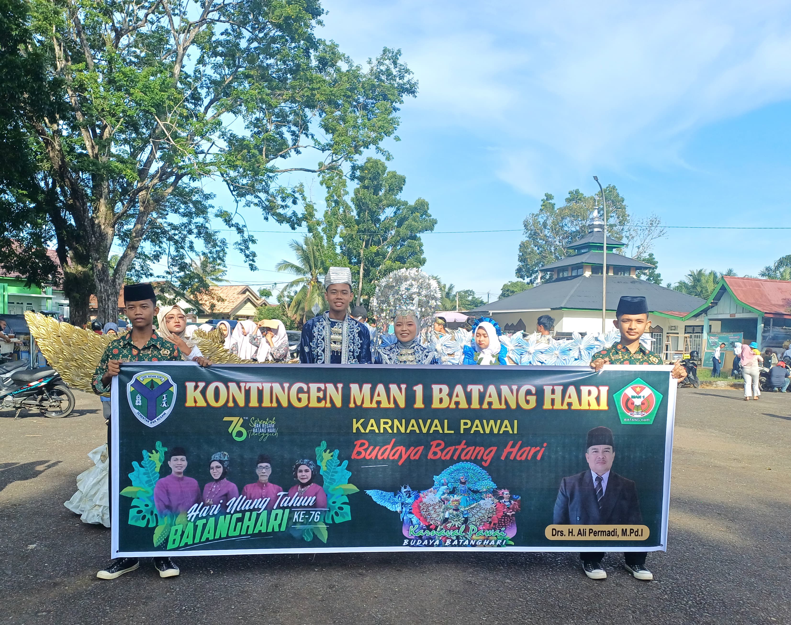 MAN 1 Batanghari Berpartisipasi dalam Karnaval dan Paduan Suara Pembukaan HUT Batanghari ke-76 MAN 1 Batanghari Berpartisipasi dalam Karnaval dan Paduan Suara Pembukaan HUT Batanghari ke-76