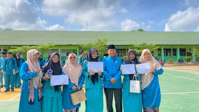 Khidmat dan Penuh Makna, MAN 1 Batanghari Akhiri Tahun Ajaran dengan Murojaah, Penghargaan, dan Pembagian Rapor Khidmat dan Penuh Makna, MAN 1 Batanghari Akhiri Tahun Ajaran dengan Murojaah, Penghargaan, dan Pembagian Rapor