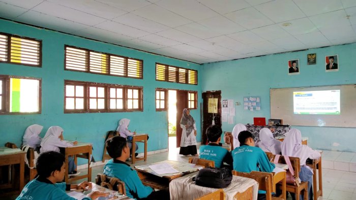 Menjaga Pesan Cinta Sang Nabi,Suasana Syahdu Pembelajaran Al-Quran Hadis di Kelas X D MAN 1 Batang Hari Menjaga Pesan Cinta Sang Nabi,Suasana Syahdu Pembelajaran Al-Quran Hadis di Kelas X D MAN 1 Batang Hari