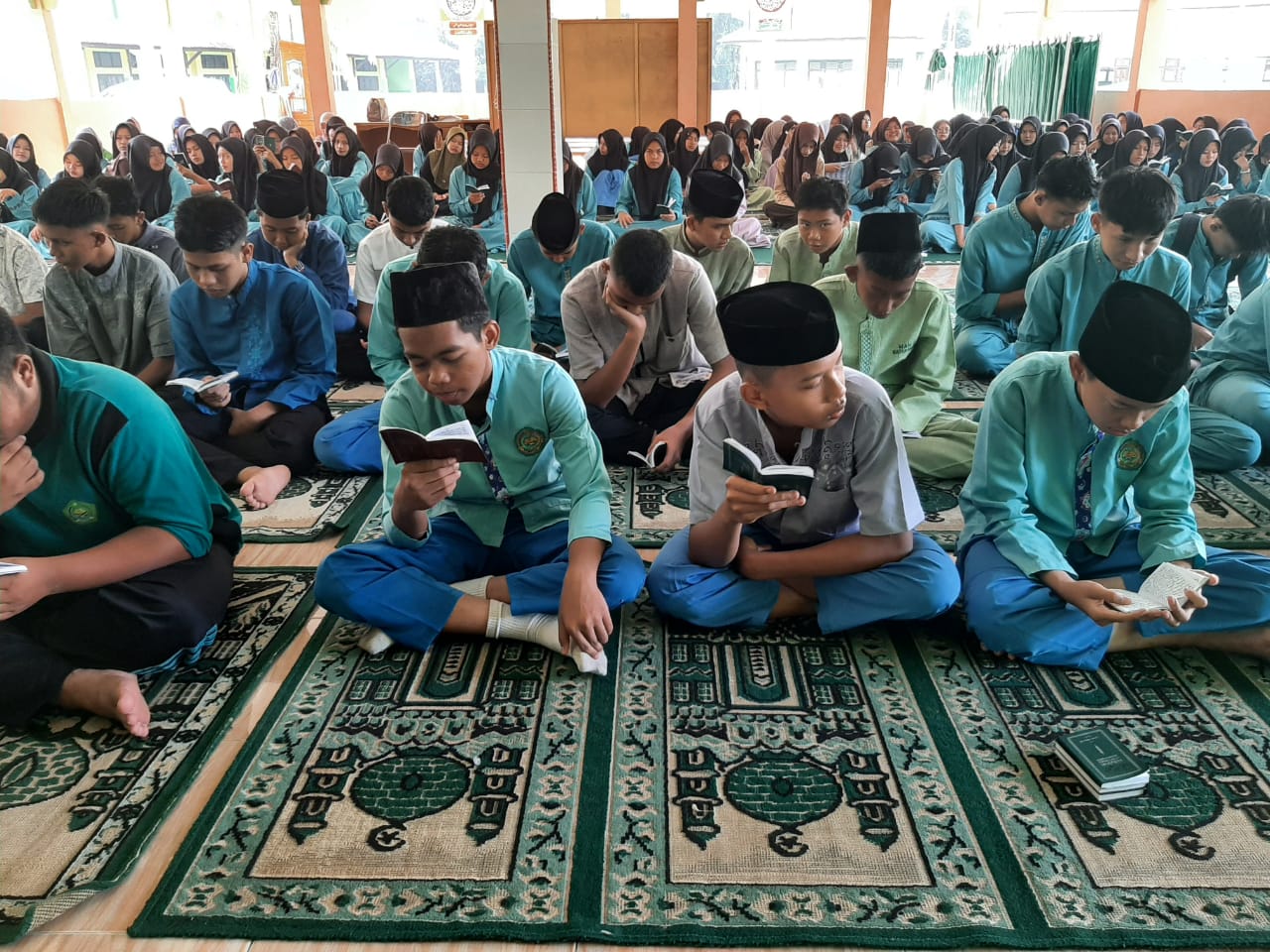 Kegiatan Keagamaan Pembacaan Surat Al Kahfi MAN 1 Batanghari: Menghidupkan Sunnah di Hari Jumat Kegiatan Keagamaan Pembacaan Surat Al Kahfi MAN 1 Batanghari: Menghidupkan Sunnah di Hari Jumat