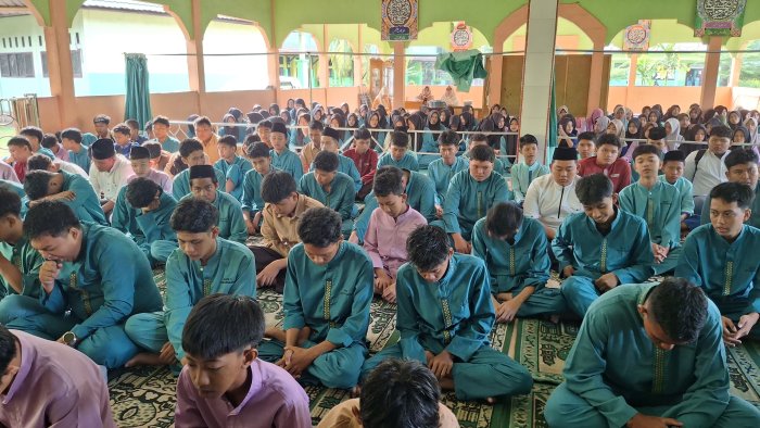 Khusyuk Mengawali Hari, MAN 1 Batang Hari Gelar Pembacaan Surat Al-Kahfi Bersama Khusyuk Mengawali Hari, MAN 1 Batang Hari Gelar Pembacaan Surat Al-Kahfi Bersama