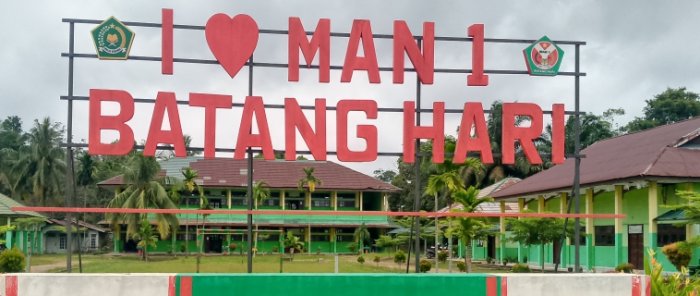 MAN 1 Batang Hari Percantik Lingkungan Jelang Dimulainya Kegiatan Pembelajaran Pasca Libur Idul Fitri MAN 1 Batang Hari Percantik Lingkungan Jelang Dimulainya Kegiatan Pembelajaran Pasca Libur Idul Fitri