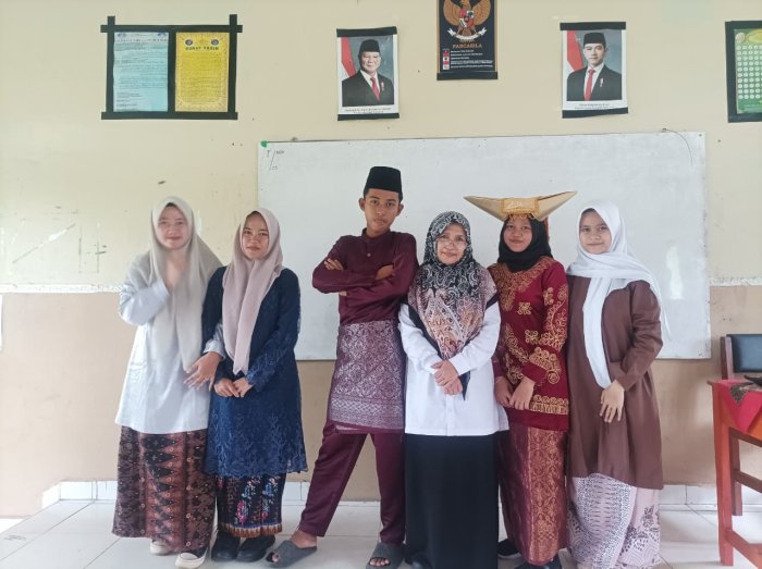 Siswa MAN 1 Batang Hari Pelajari Budaya Kalimantan