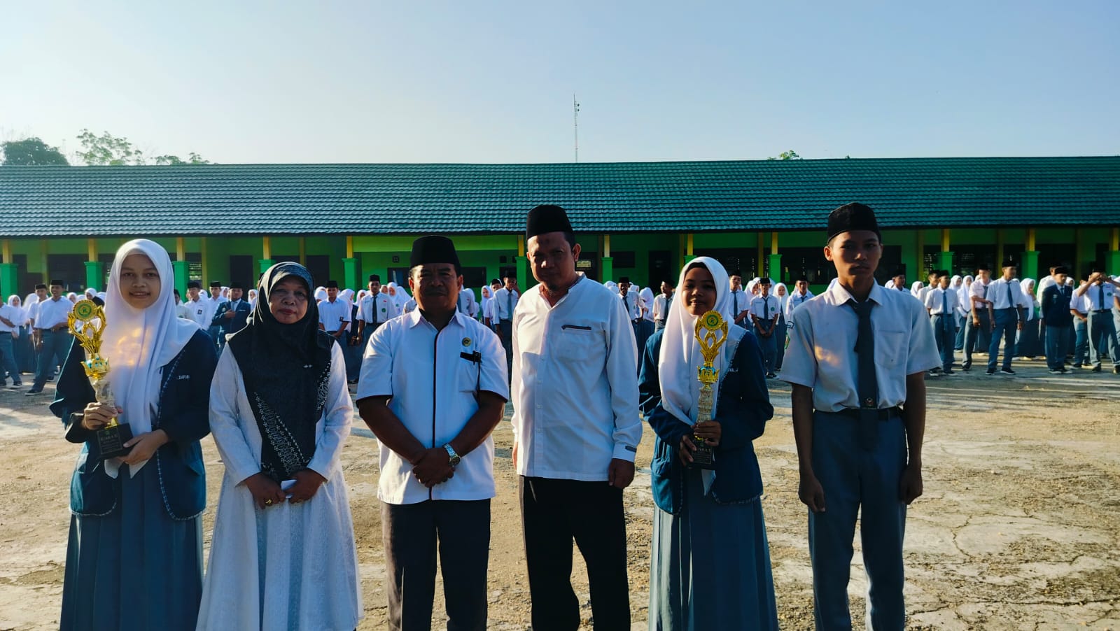 Bangga! MAN 1 Batang Hari menerima Piala dari Juara KSM tingkat Kab/Kota Bangga! MAN 1 Batang Hari menerima Piala dari Juara KSM tingkat Kab/Kota