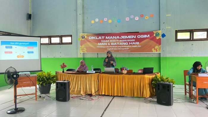 Waka Humas Bahas Public Speaking di Diklat OSIM MAN 1 Batang Hari