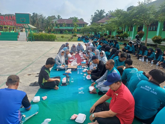 Ramah Anak, Tawa Ceria Warnai Makan Bersama Keluarga Besar MAN 1 Batang Hari