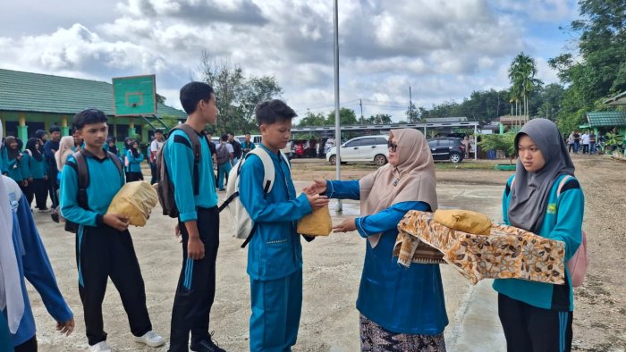 Pemberian Hadiah Lomba Class Meeting Meriah di MAN 1 Batang Hari