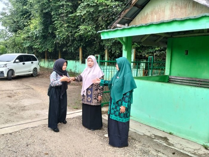 Disiplin Sejak Pagi, Guru Piket MAN 1 Batang Hari Awasi Kerapian dan Ketertiban Siswa