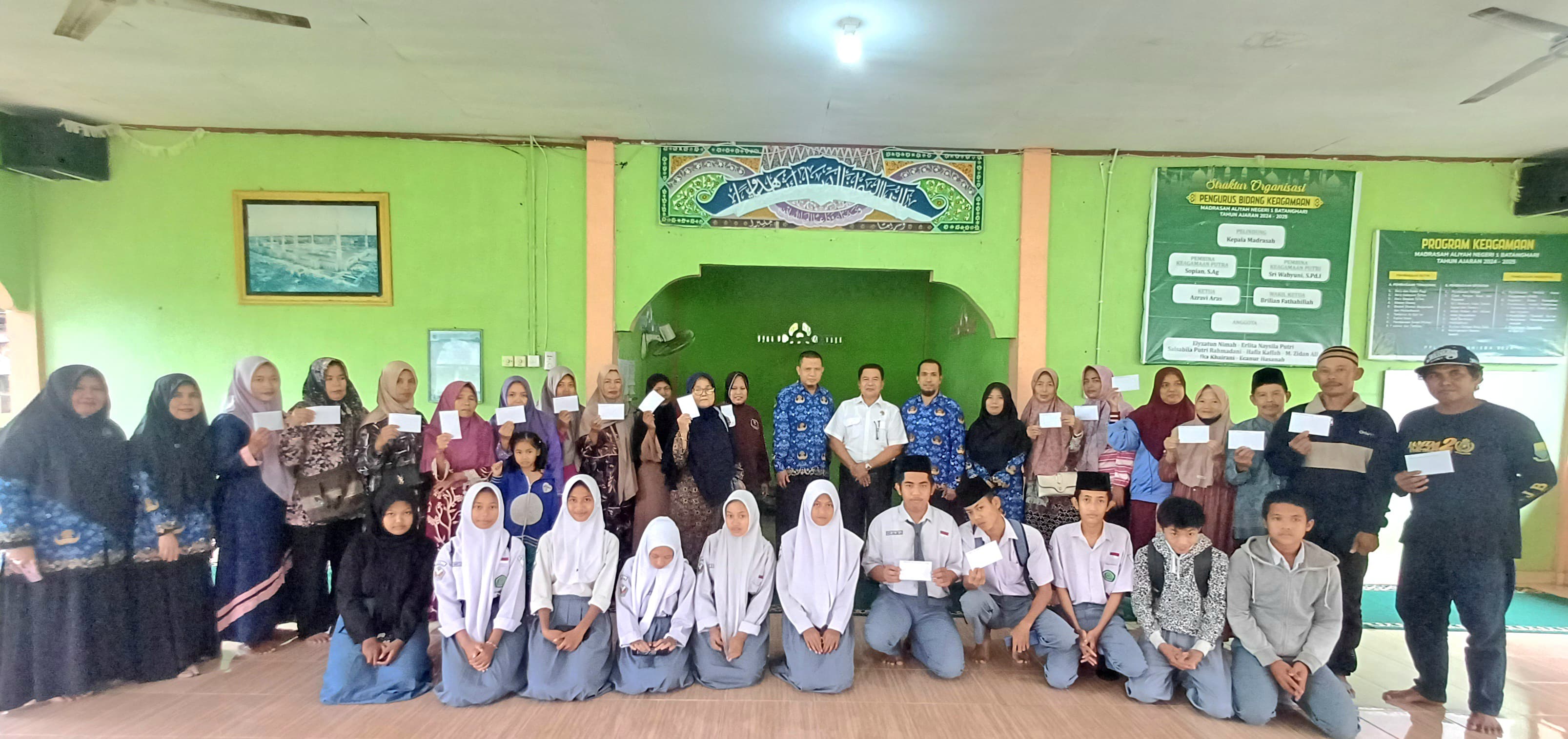 Penyaluran Zakat oleh Muzaki MAN 1 Batanghari kepada Siswa Sebagai Mustahik dan Honorer