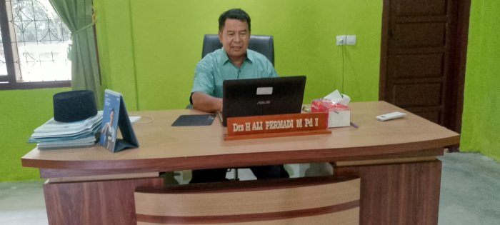 Kepala MAN 1 Batang Hari Tetap Eksis Bekerja di Masa Libur, Tunjukkan Dedikasi untuk Kemajuan Madrasah Kepala MAN 1 Batang Hari Tetap Eksis Bekerja di Masa Libur, Tunjukkan Dedikasi untuk Kemajuan Madrasah
