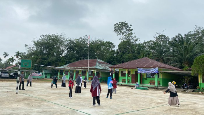 Guru MAN 1 Batanghari Gelar Pertandingan Voli Penuh Semangat
