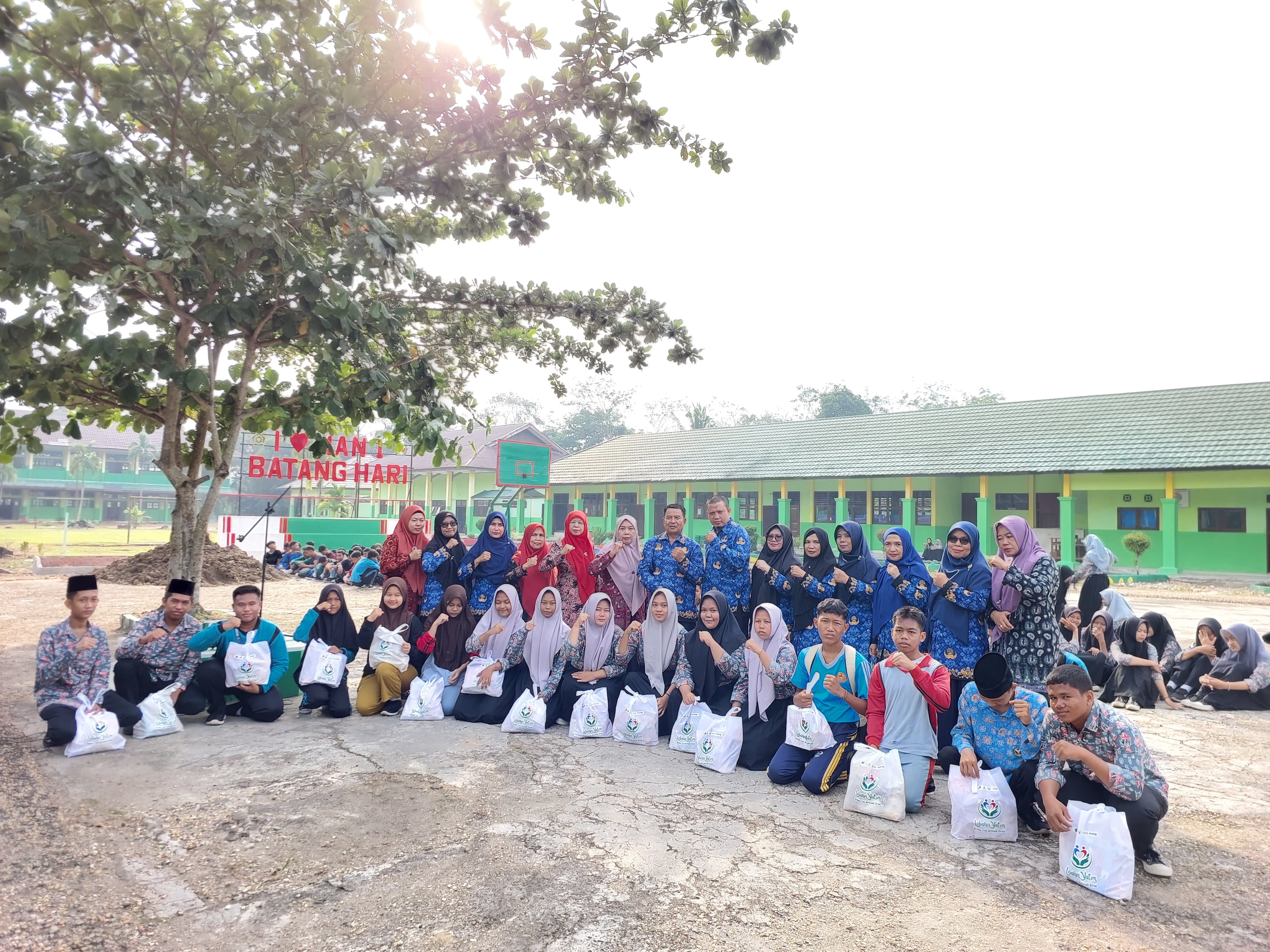 Madrasah Aliyah Negeri 1 Batanghari Gelar Acara Lebaran Yatim Penuh Kebahagiaan dan Semangat