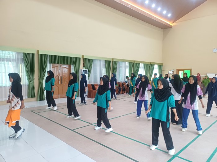 Menuju Lomba Tingkat Lanjut, Enam Siswi MAN 1 Batang Hari Ikuti Seleksi Senam Melayu Nusantara Menuju Lomba Tingkat Lanjut, Enam Siswi MAN 1 Batang Hari Ikuti Seleksi Senam Melayu Nusantara