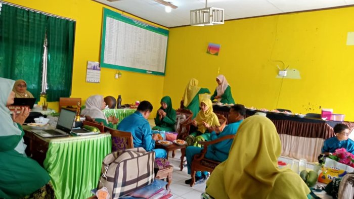 Refleksi Akhir Tahun di MAN 1 Batang Hari, Aziza, S.H.I. Gelar Tasyakuran dan Edukasi Karakter Lewat Sarapan Bersama