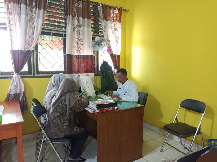 Kaur TU MAN 1 Batang Hari Berikan Pelayanan Maksimal untuk Sukseskan Mahasiswa dalam Menyelesaikan Skripsi Kaur TU MAN 1 Batang Hari Berikan Pelayanan Maksimal untuk Sukseskan Mahasiswa dalam Menyelesaikan Skripsi