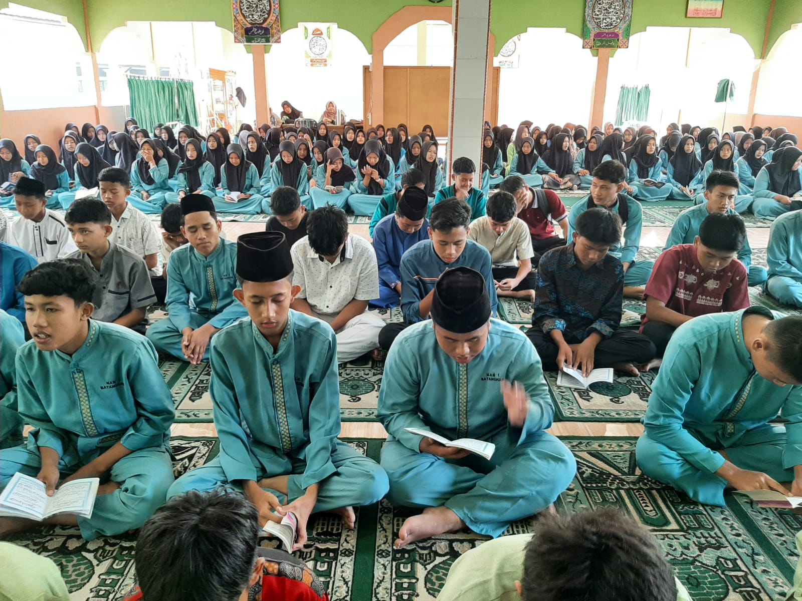 Kegiatan Yasinan dan Tahlilan Jumat Pagi di MAN 1 Batanghari