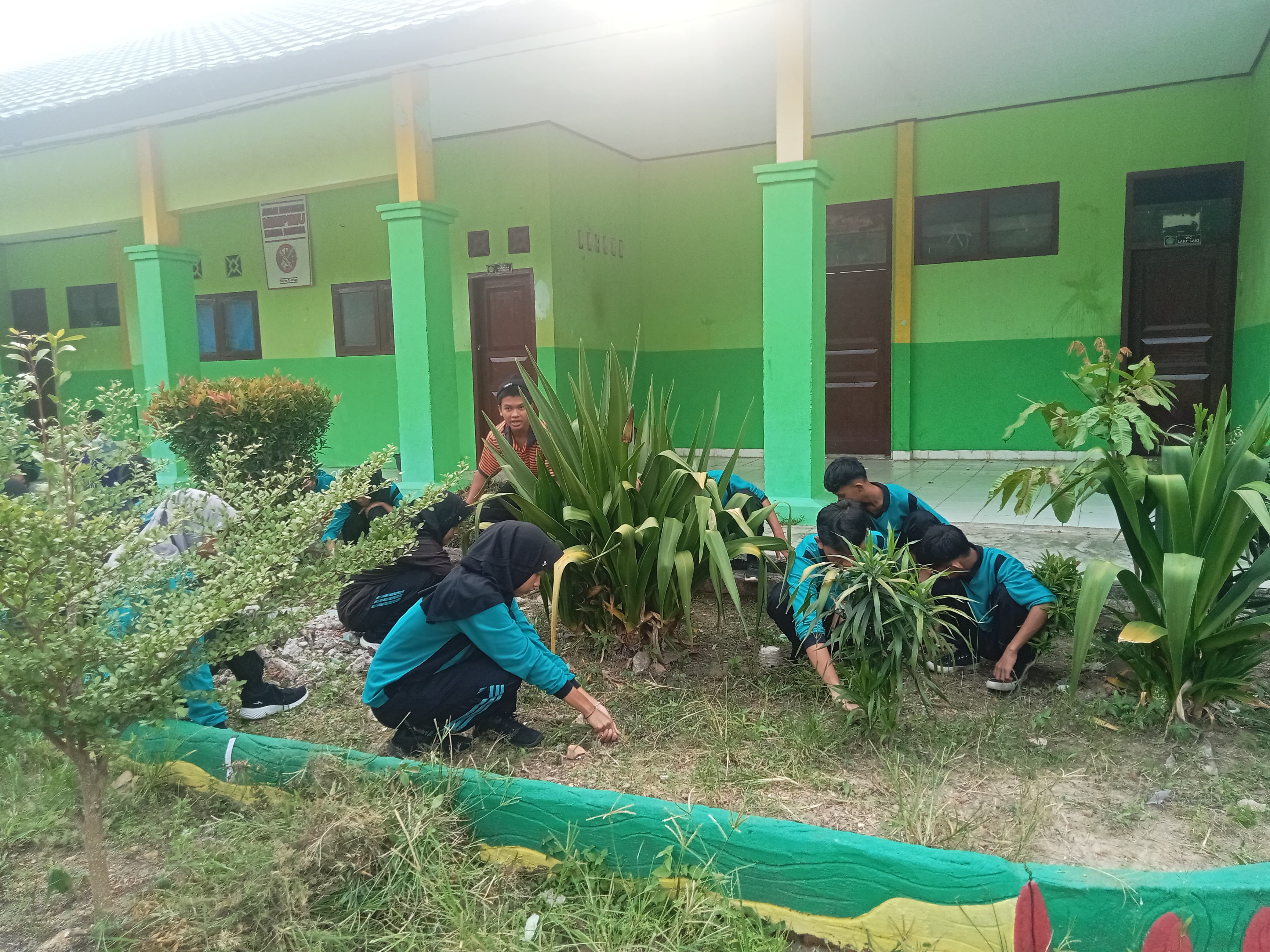 Gotong Royong di MAN 1 Batanghari: Pembelajaran Life Skill dalam Aksi Nyata Gotong Royong di MAN 1 Batanghari: Pembelajaran Life Skill dalam Aksi Nyata