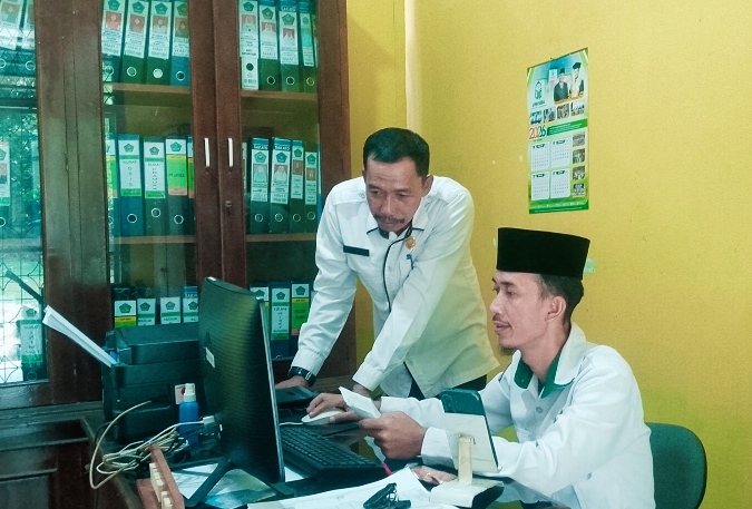 Operator EMIS MAN 1 Batang Hari Berburu Waktu Input Data Siswa