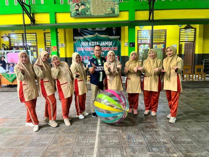 Dalam Semangat Kebersamaan, MAN 1 Batanghari Dukung Tim Voli Gembira DWP Kemenag Batanghari