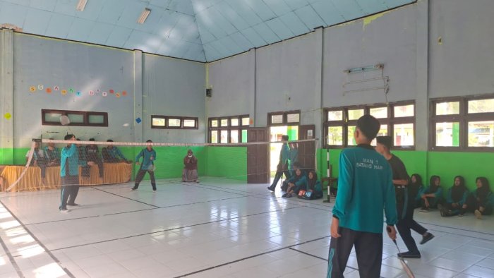 Siswa MAN 1 Batanghari Semangat Mengasah Kemampuan Badminton