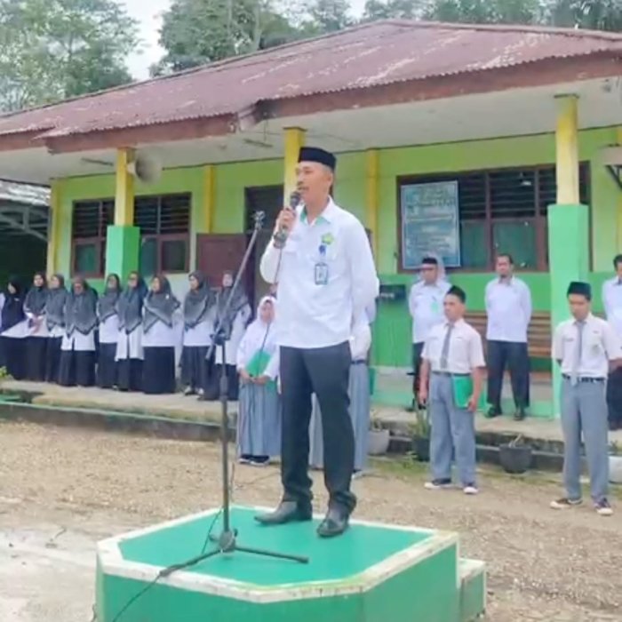 Upacara Bendera MAN 1 Batang Hari Tekankan Nilai Adab dan Ketaatan Siswa