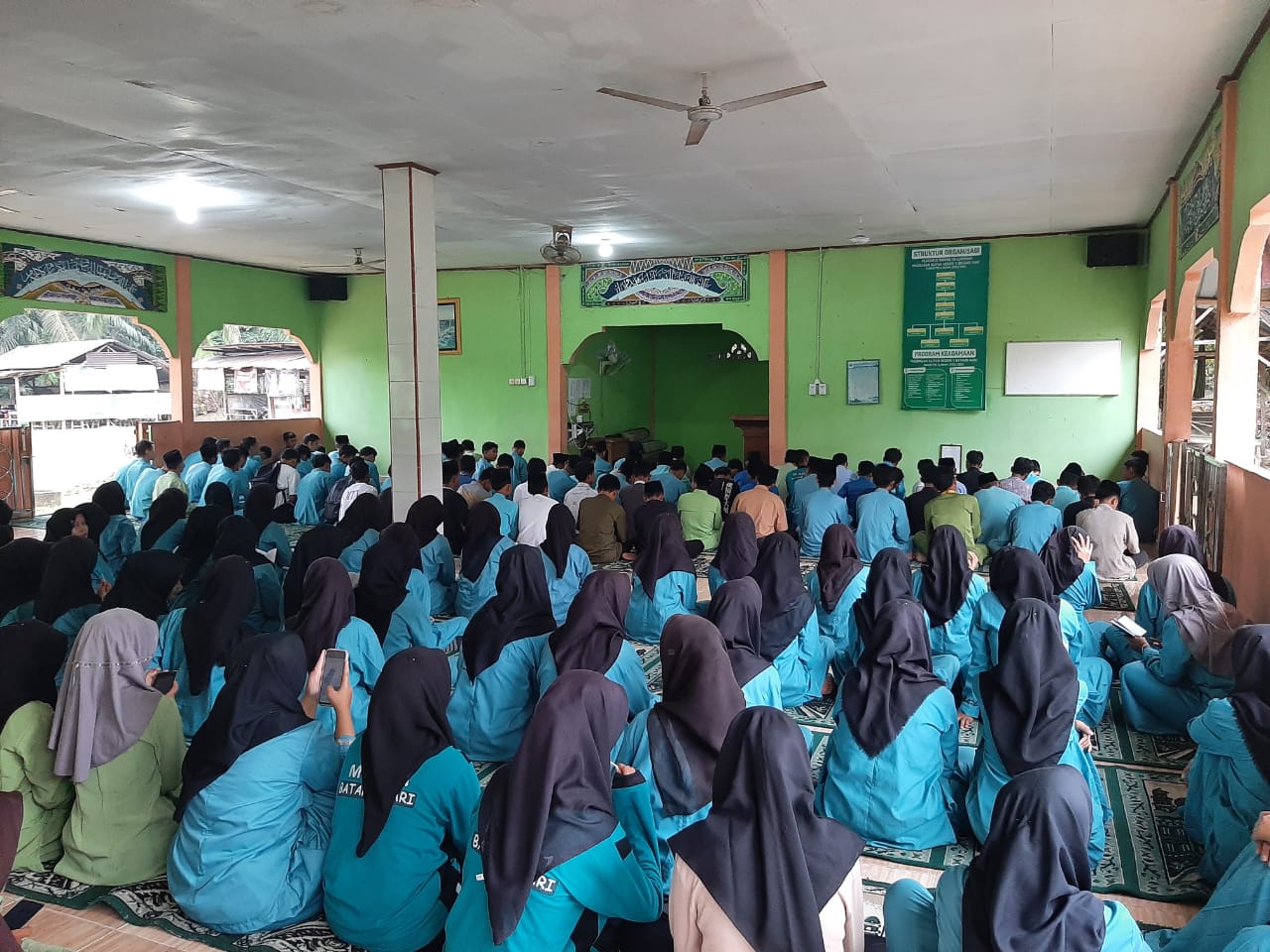 Pembacaan Surat Al Kahfi: MAN 1 Batanghari Wujudkan Pembentukan Karakter Islami di Jumat Pagi