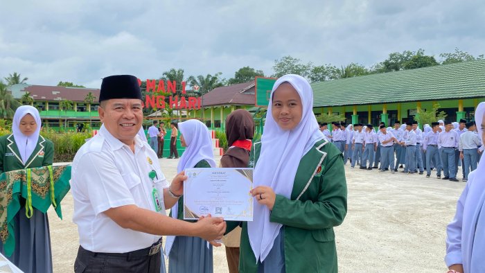 Indah Putri Suryani Raih Prestasi di Akademik dan Olahraga